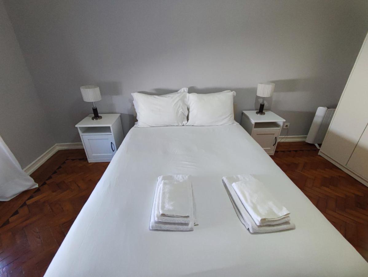 Lisbon Traditional T2 With Balcony In Damaia, Lisbon * Amadora