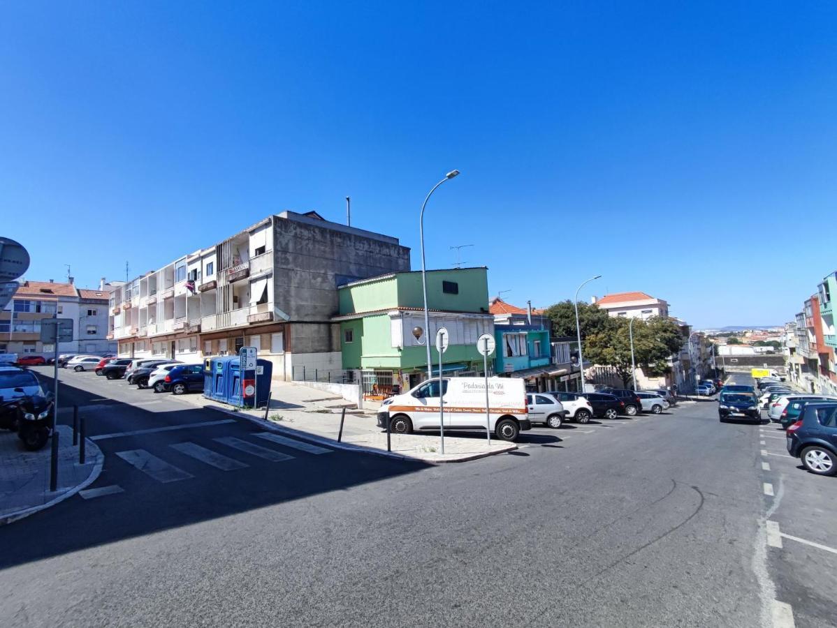 Lisbon Traditional T2 With Balcony In Damaia, Lisbon Apartamento