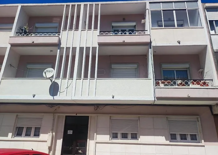 Lisbon Traditional T2 With Balcony In Damaia, Lisbon