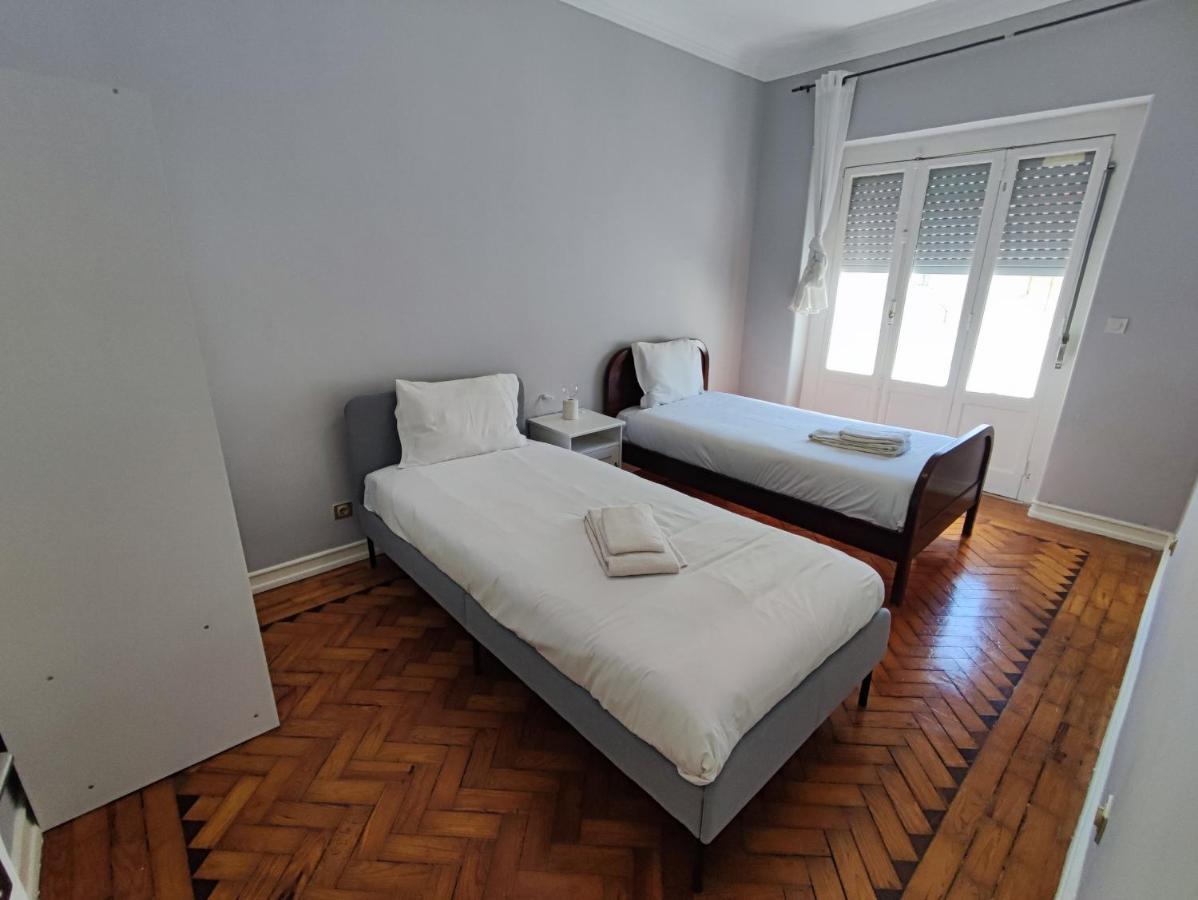 Lisbon Traditional T2 With Balcony In Damaia, Lisbon Apartment Amadora