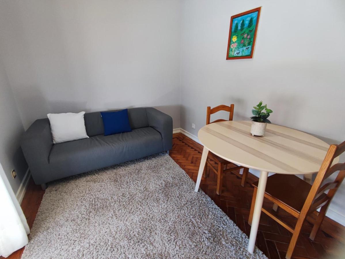 Lisbon Traditional T2 With Balcony In Damaia, Lisbon Apartment Amadora