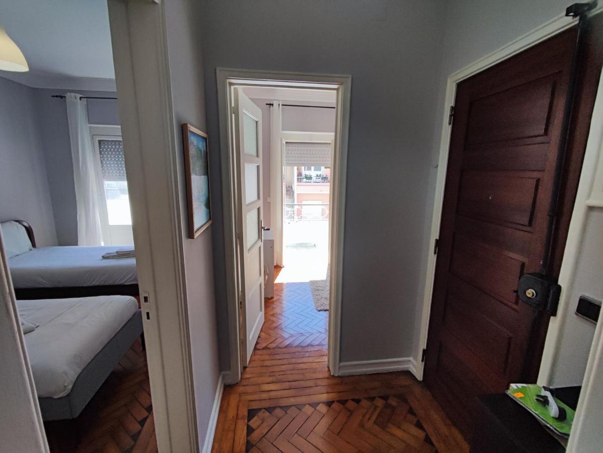 Lisbon Traditional T2 With Balcony In Damaia, Lisbon Apartment