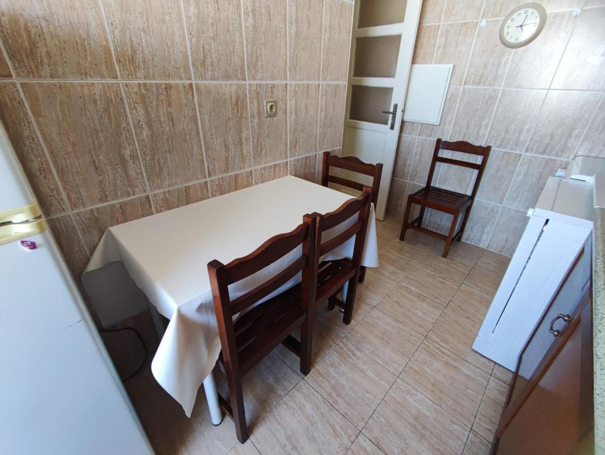 Lisbon Traditional T2 With Balcony In Damaia, Lisbon Apartment *