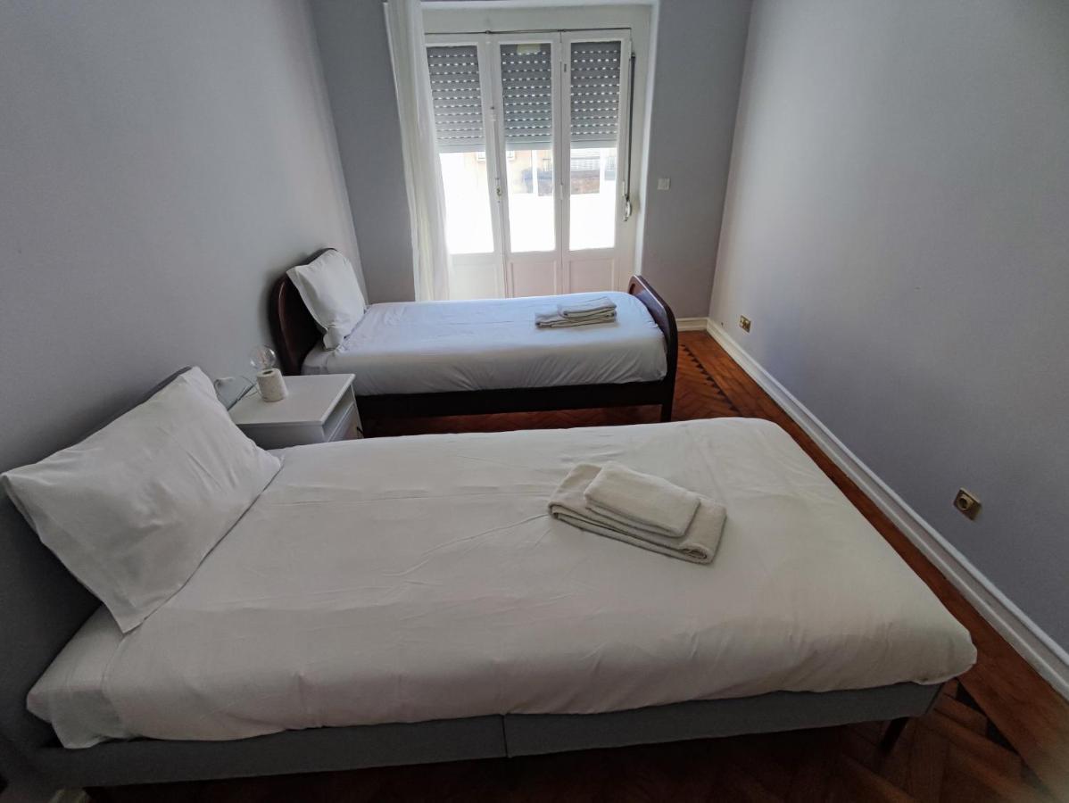 Lisbon Traditional T2 With Balcony In Damaia, Lisbon Apartment