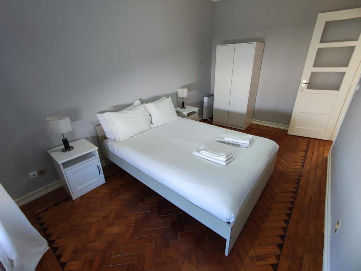 Lisbon Traditional T2 With Balcony In Damaia, Lisbon Apartment *