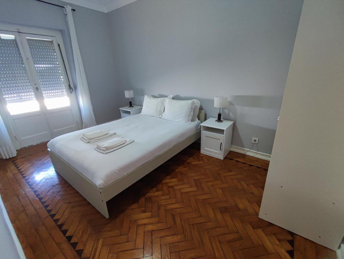 Lisbon Traditional T2 With Balcony In Damaia, Lisbon Apartment