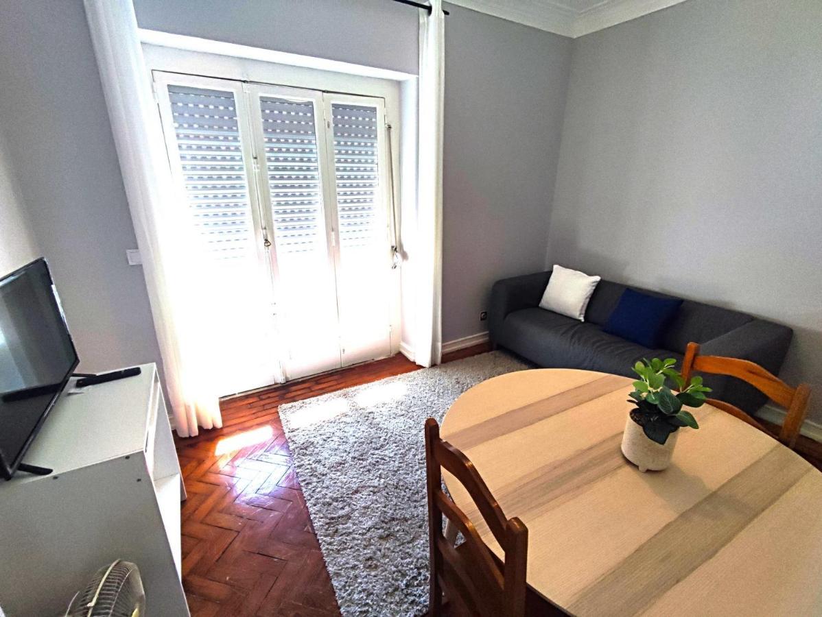Lisbon Traditional T2 With Balcony In Damaia, Lisbon Apartment *