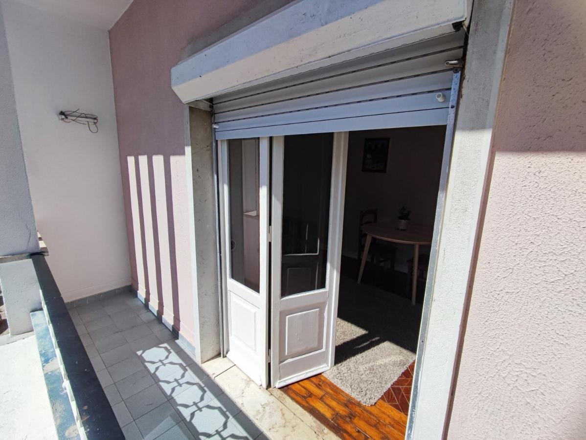 Apartment Lisbon Traditional T2 With Balcony In Damaia, Lisbon